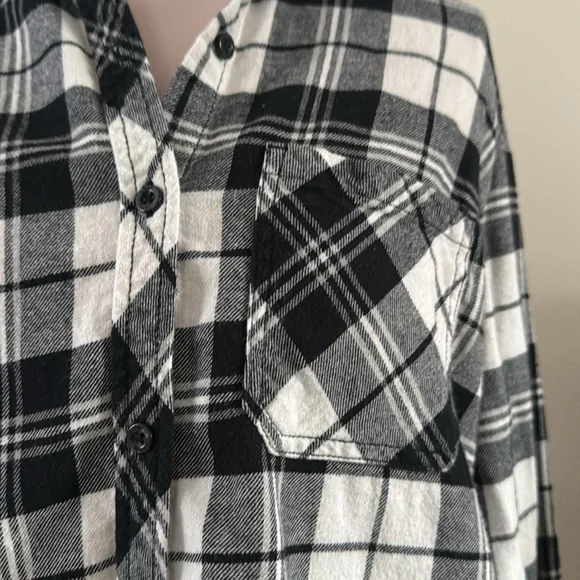 GAP black & white 100% cotton flannel button up in size Large - Picture 2 of 9